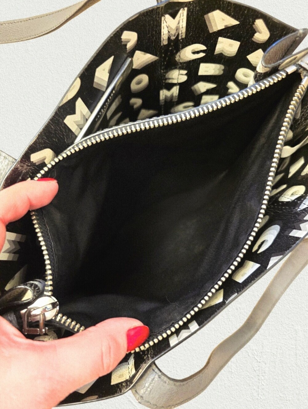 Marc Jacobs Charcoal Gray Leather Tote Black White Graphic Leather Interior - Picture 12 of 13